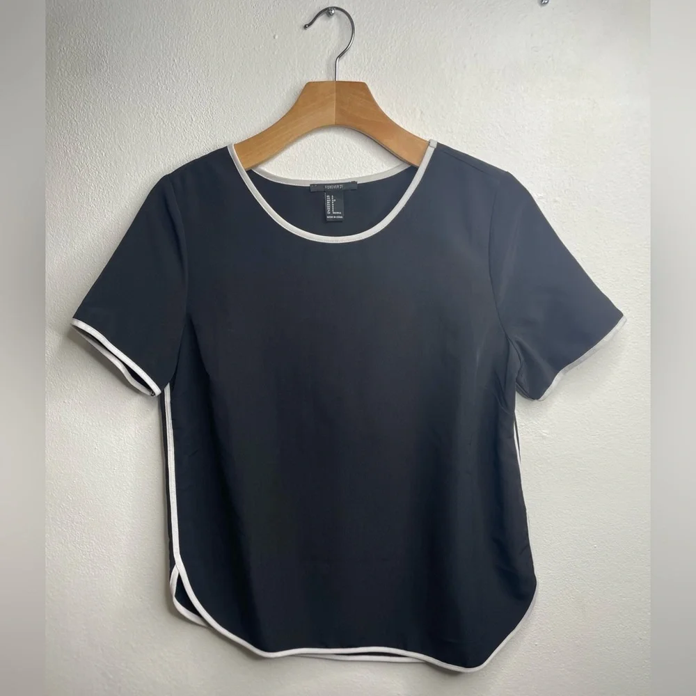 Forever 21 Women’s  Short Sleeves Top With Round neckline and Contrast Trim - Picture 3 of 5